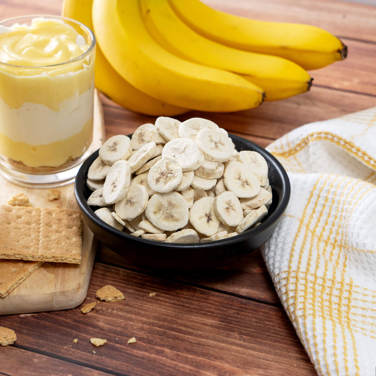 Freeze-dried banana chips with fresh bananas