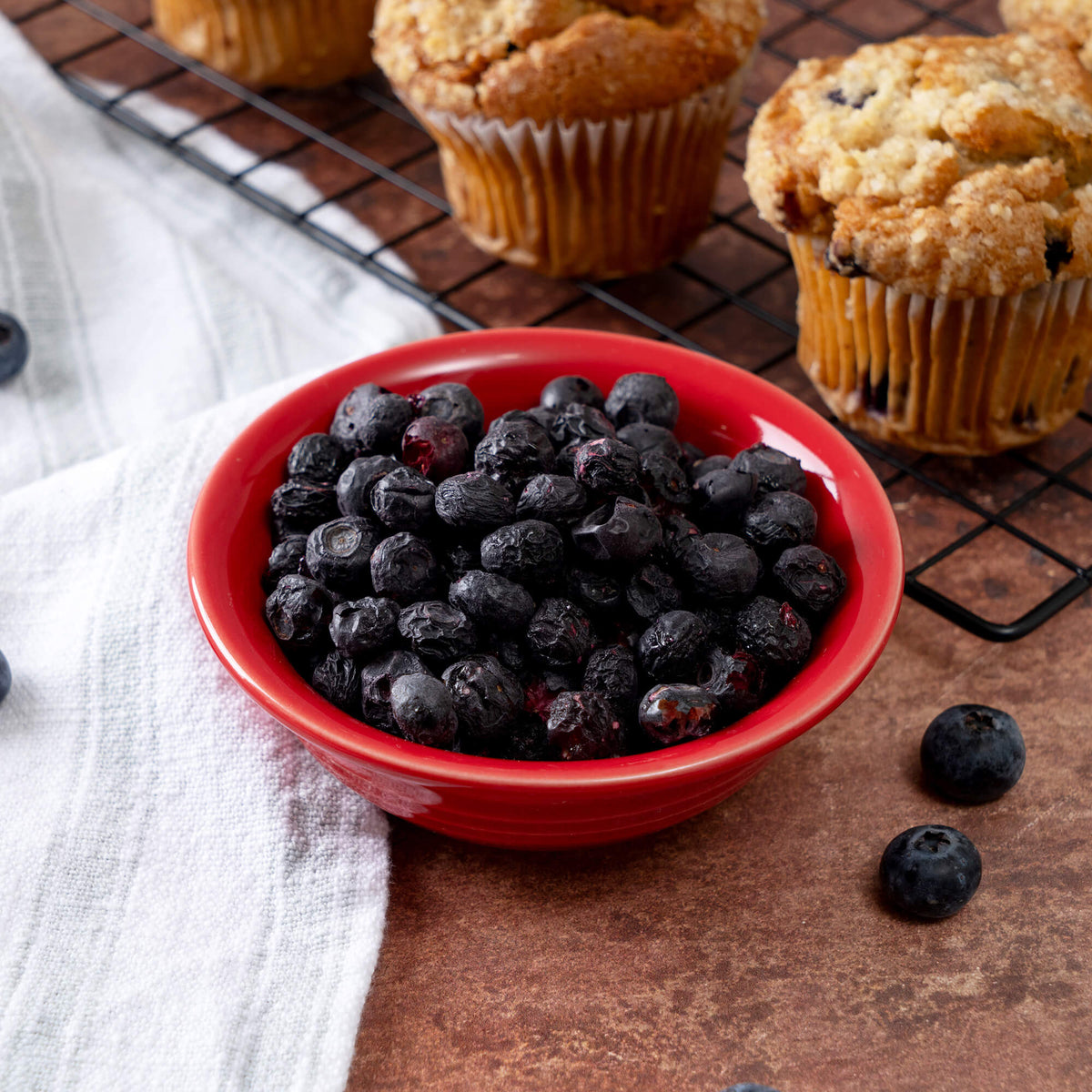 Freeze-dried blueberries with fresh blueberries